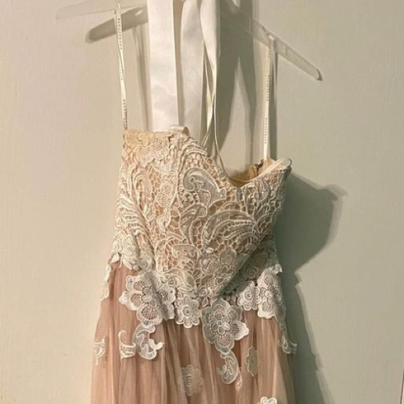 Women’s Gown - Picture 5 of 9